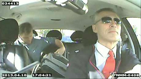 Disfarçado de taxista, Stoltenberg pega passageiro em Oslo Disfarçado de taxista, Stoltenberg pega passageiro em Oslo