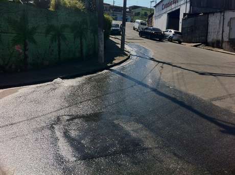 Vazamento existe há aproximadamente seis dias Vazamento existe há aproximadamente seis dias