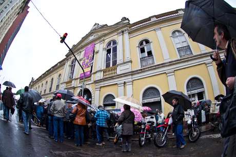 Visitantes fazem fila para entrar no Mercado Público, no centro de Porto Alegre <p>Visitantes fazem fila para entrar no Mercado Público, no centro de Porto Alegre</p>