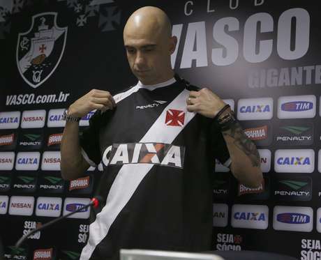 Zagueiro foi apresentado nesta segunda-feira Zagueiro foi apresentado nesta segunda-feira