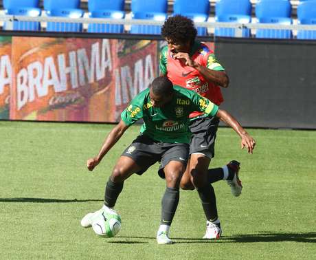 Dante participou entre os titulares do único treino com bola para o amistoso diante da Suíça Dante participou entre os titulares do único treino com bola para o amistoso diante da Suíça