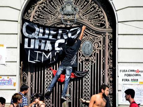 Mesmo com a liberação do plenário, outros espaços da Casa continuam ocupados por manifestantes <p>Mesmo com a liberação do plenário, outros espaços da Casa continuam ocupados por manifestantes</p>