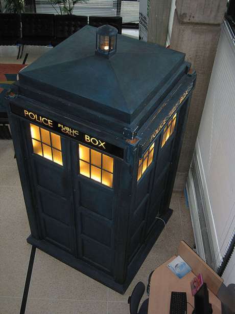 TARDIS é a máquina do tempo da série britânica Doctor Who TARDIS é a máquina do tempo da série britânica Doctor Who