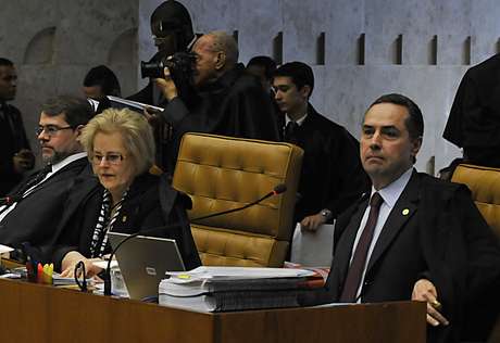 Novato no STF, ministro Roberto Barroso (dir.) participou na quarta-feira pela primeira vez de uma sessão do julgamento do mensalão <p>Novato no STF, ministro Roberto Barroso (dir.) participou na quarta-feira pela primeira vez de uma sessão do julgamento do mensalão</p>