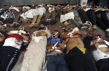Corpos de seguidores da Irmandade Muçulmana são vistos enfileirados em necrotério improvisado nos arredores mesquita Rabaa al-Adawiya Corpos de seguidores da Irmandade Muçulmana são vistos enfileirados em necrotério improvisado nos arredores mesquita Rabaa al-Adawiya