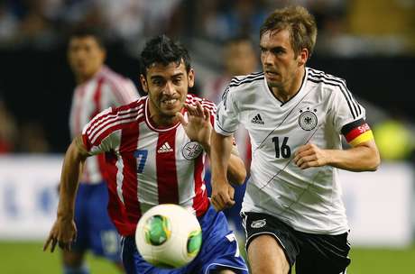 Lahm disputa bola com paraguaio; Alemanha sofreu com lanterna da América do Sul <p>Lahm disputa bola com paraguaio; Alemanha sofreu com lanterna da América do Sul</p>