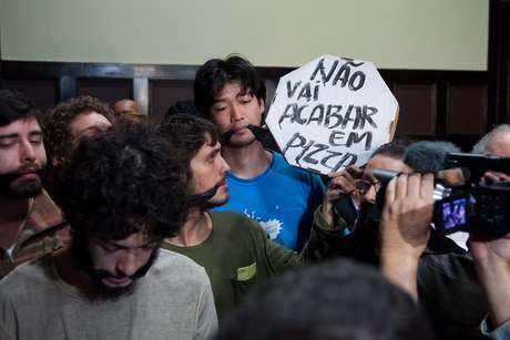 Jovens que ocupam a Câmara Municipal ficam "amordaçados" enquanto acompanham a primeira sessão da CPI dos Ônibus <p>Jovens que ocupam a Câmara Municipal ficam "amordaçados" enquanto acompanham a primeira sessão da CPI dos Ônibus</p>