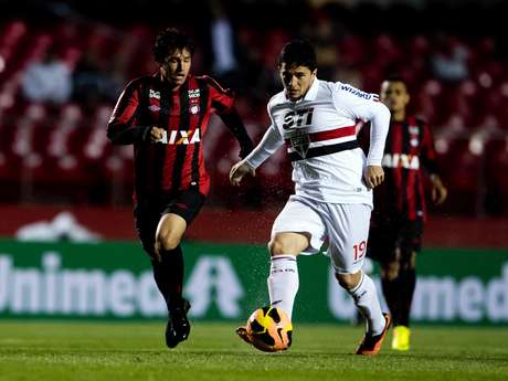 Atacante, em impedimento, tentou completar gol do São Paulo antes da bola entrar, mas furou <p>Atacante, em impedimento, tentou completar gol do São Paulo antes da bola entrar, mas furou</p>