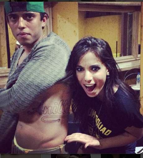 "Chocada", diz Anitta ao lado de fã que tatuou seu nome na ...