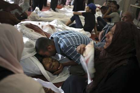 Egípcios choram a morte de parentes na mesquita El-Iman, no distrito da Cidade Nasser, no Cairo Egípcios choram a morte de parentes na mesquita El-Iman, no distrito da Cidade Nasser, no Cairo