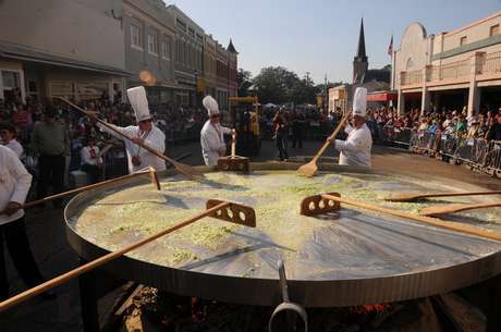 Abbeville, nos Estados Unidos, celebra suas raízes francesas com a Giant Omelette Celebration <p>Abbeville, nos Estados Unidos, celebra suas raízes francesas com a Giant Omelette Celebration</p>