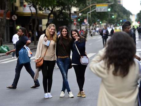Muitos aproveitaram o momento único para passear pela rua. A cena mais vista era de pessoas tirando fotos de si mesmas enquanto caminhavam pelo meio da via Muitos aproveitaram o momento único para passear pela rua. A cena mais vista era de pessoas tirando fotos de si mesmas enquanto caminhavam pelo meio da via
