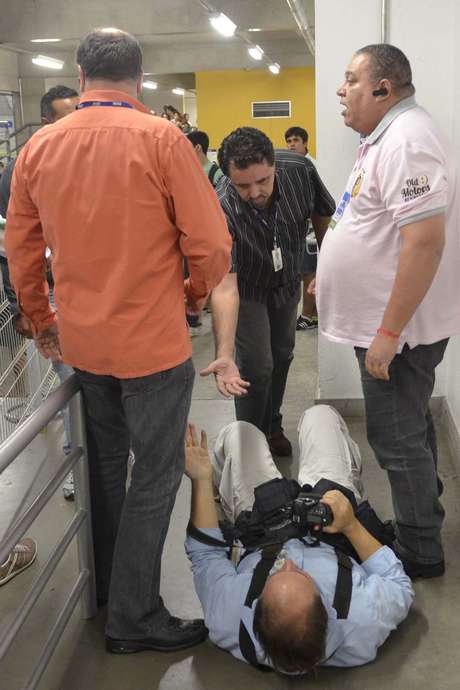 Gladyston Rodrigues, do jornal O Estado de Minas, foi agredido por dois seguranças depois de tirar fotos de Sasha Meneghel Gladyston Rodrigues, do jornal O Estado de Minas, foi agredido por dois seguranças depois de tirar fotos de Sasha Meneghel