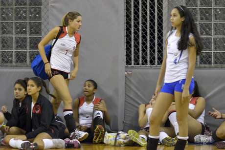 Sasha (de mochila), filha de Xuxa, é atleta do time de vôlei juvenil do Flamengo e está em Minas Gerais competindo na Copa MTC <p>Sasha (de mochila), filha de Xuxa, é atleta do time de vôlei juvenil do Flamengo e está em Minas Gerais competindo na Copa MTC</p>