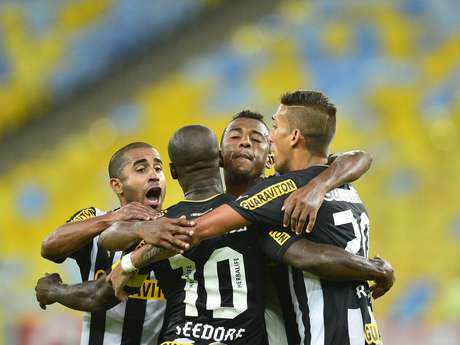 Botafoguenses enfrentam time mineiro no Maracanã <p>Botafoguenses enfrentam time mineiro no Maracanã</p>