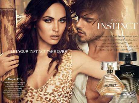 Em uma das fotos, ela aparece abraçada à árvore ao lado do modelo brasileiro Marlon Teixeira <p>Em uma das fotos, ela aparece abraçada à árvore ao lado do modelo brasileiro Marlon Teixeira</p>