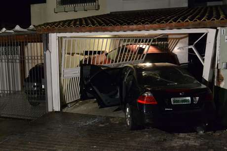 Adolescente foi detido após bater o carro que dirigia em garagem de residência no Morumbi, em São Paulo Adolescente foi detido após bater o carro que dirigia em garagem de residência no Morumbi, em São Paulo