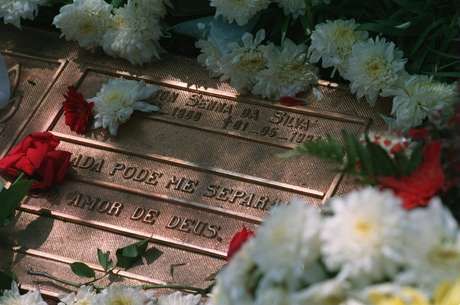 Canadense quer visitar o túmulo de Ayrton Senna durante passagem pelo Brasil <p>Canadense quer visitar o túmulo de Ayrton Senna durante passagem pelo Brasil</p>