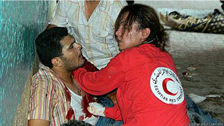 "O mais terrível é não ser capaz de ajudar as pessoas. Quando se é inútil. E ontem (quarta-feira) foi o pior dia de que me lembro", contou Salma Bahgat, voluntária do Crescente Vermelho no Egito. "O mais terrível é não ser capaz de ajudar as pessoas. Quando se é inútil. E ontem (quarta-feira) foi o pior dia de que me lembro", contou Salma Bahgat, voluntária do Crescente Vermelho no Egito.