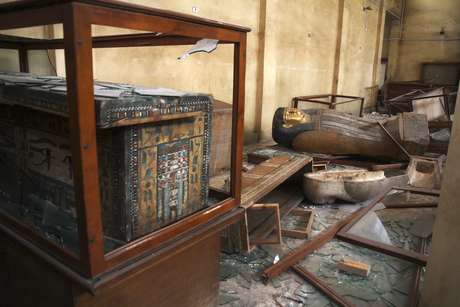 Objetos do período faraônico são vistos no chão e em vidros quebrados dentro de museu de antiguidades na localidade de Minya, no Egito <p>Objetos do período faraônico são vistos no chão e em vidros quebrados dentro de museu de antiguidades na localidade de Minya, no Egito</p>