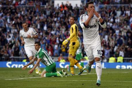 EFE en español Ozil estará en el once inicial de Ancelotti en su estreno en el Bernabéu.