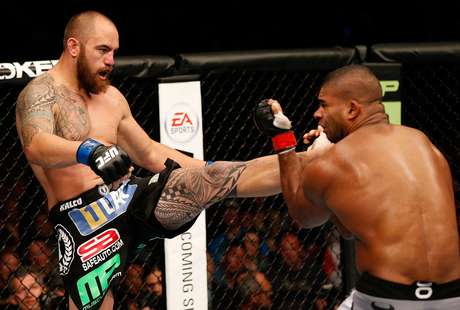 Pé de Travis Browne "furou" a guarda de Overeem Pé de Travis Browne "furou" a guarda de Overeem