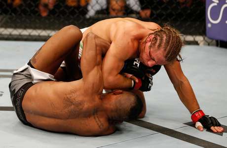 Urijah Faber anulou quaisquer tentativas de Iuri Marajó <p>Urijah Faber anulou quaisquer tentativas de Iuri Marajó</p>