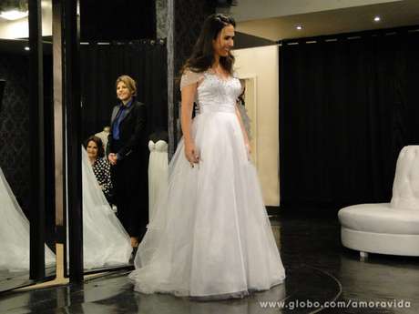 Valdirene escolhe um vestido comportado e caro na loja de Edith; sem dinheiro, noivo que arca com o prejuízo <p>Valdirene escolhe um vestido comportado e caro na loja de Edith; sem dinheiro, noivo que arca com o prejuízo</p>