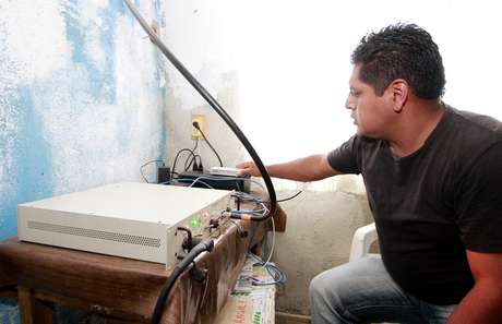 Homem opera equipamento emprestado para teste, que opera 11 linhas simultâneas. Diante do sucesso, habitantes do povoado decidiram comprar seu próprio equipamento com capacidade para 35 linhas simultâneas Homem opera equipamento emprestado para teste, que opera 11 linhas simultâneas. Diante do sucesso, habitantes do povoado decidiram comprar seu próprio equipamento com capacidade para 35 linhas simultâneas