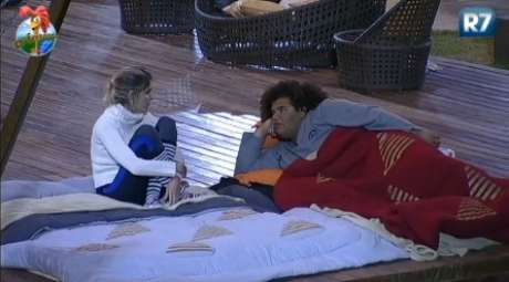 Bárbara e Gominho aproveitam a madrugada para fofocar <p>Bárbara e Gominho aproveitam a madrugada para fofocar</p>