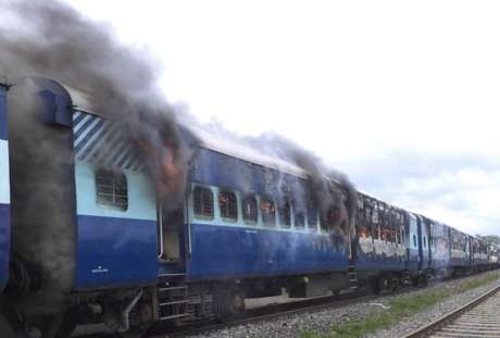 Multidão ateou fogo ao trem depois que ele atropelou um grupo de peregrinos Multidão ateou fogo ao trem depois que ele atropelou um grupo de peregrinos
