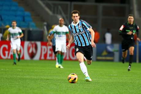 Elano teve diagnosticado através de um exame de imagem uma fratura em uma das vértebras da região lombar <p>Elano teve diagnosticado através de um exame de imagem uma fratura em uma das vértebras da região lombar</p>