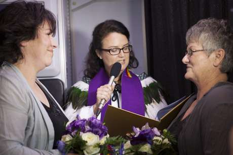 Às 8h30 (horário local), Tash Vitali e Mel Ray, ambas vestidas de branco, selaram sua união nos escritórios governamentais de Auckland e se tornaram o primeiro casal homossexual a se casar no país <p>Às 8h30 (horário local), Tash Vitali e Mel Ray, ambas vestidas de branco, selaram sua união nos escritórios governamentais de Auckland e se tornaram o primeiro casal homossexual a se casar no país</p>