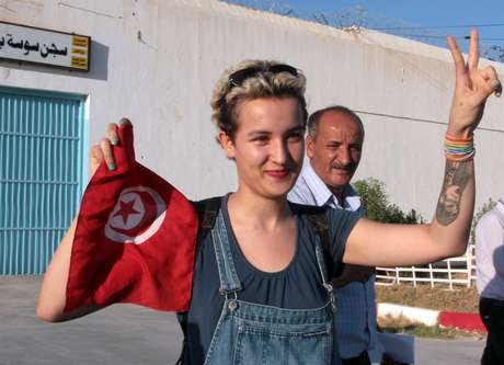 Amina faz sinal de positivo após deixar prisão, em Sousse, em 1º de agosto Amina faz sinal de positivo após deixar prisão, em Sousse, em 1º de agosto