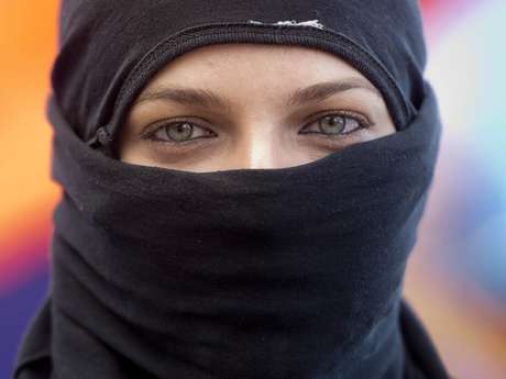 Sorridente, ela disse não entender o fato de que seus olhos claros, esverdeados, possam ter o poder de torná-la uma espécie de sex symbol das manifestações <p>Sorridente, ela disse não entender o fato de que seus olhos claros, esverdeados, possam ter o poder de torná-la uma espécie de sex symbol das manifestações</p>
