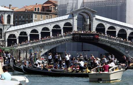 Cidade italiana é um famoso destino turístico na Europa Cidade italiana é um famoso destino turístico na Europa