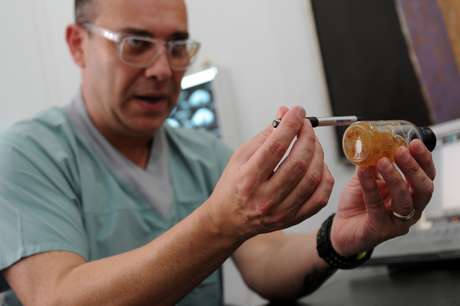 Slobodianik com um pote do gel bipolímero retirado de uma paciente, no seu consutório em Caracas Slobodianik com um pote do gel bipolímero retirado de uma paciente, no seu consutório em Caracas