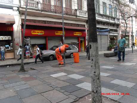<p>Funcion&aacute;rio da Comlurb instala lixeira no centro do Rio</p>
