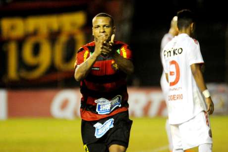Patric fez o gol que acabou com a reação do Náutico no 1º tempo <p>Patric fez o gol que acabou com a reação do Náutico no 1º tempo</p>
