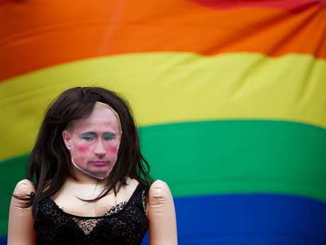 Com a bandeira do movimento gay ao fundo, boneca com máscara do presidente Putin é usada por manifestantes em frente à residência do premiê britânico, em Londres: pressão mundial Com a bandeira do movimento gay ao fundo, boneca com máscara do presidente Putin é usada por manifestantes em frente à residência do premiê britânico, em Londres: pressão mundial