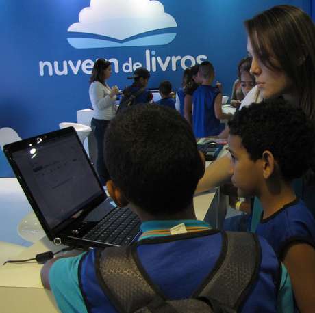 Professores podem propor conteúdos, selecionar leituras e controlar o que os alunos estão pesquisando em ambientes de convergência Professores podem propor conteúdos, selecionar leituras e controlar o que os alunos estão pesquisando em ambientes de convergência