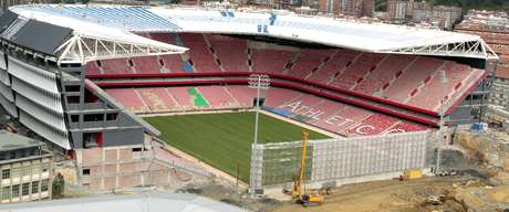 EFE en español Vista del nuevo campo de San Mamés, que ya luce al completo su césped a tres semanas de su inauguración oficial, en el partido de la cuarta jornada de Liga que enfrentará al Athletic Club con el Celta el fin de semana del 14 y 15 de septiembre. Con ese rectángulo verde, los asientos rojos ya instalados y la visera cubriendo las tribunas ya levantadas, la construcción va tomando cuerpo, a pesar del hueco abierto que será finalizado según vaya avanzando la temporada. EFE/LUIS TEJIDO