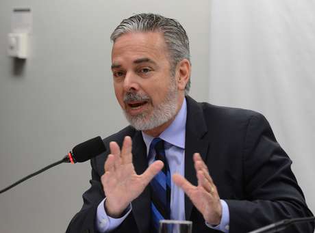 Patriota deixa a função em meio a crise diplomática Patriota deixa a função em meio a crise diplomática