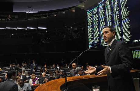 Deputado Natan Donadon foi até o plenário se defender de acusações de peculato <p>Deputado Natan Donadon foi até o plenário se defender de acusações de peculato</p>