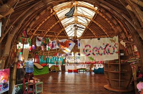 Na Green School, em Bali, na Indonésia, alunos de diferentes nacionalidades convivem com cores, sons, árvores e animais <p>Na Green School, em Bali, na Indonésia, alunos de diferentes nacionalidades convivem com cores, sons, árvores e animais</p>