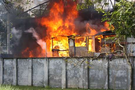 Danilo Correia / vc repórter Incêndio atingiu ao menos quatro casas de madeira na favela Hatsuta, em Guarulhos