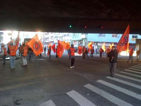 Manifestantes bloquearam vias nas proximidades da estação rodoviária de Porto Alegre na manhã desta sexta-feira Manifestantes bloquearam vias nas proximidades da estação rodoviária de Porto Alegre na manhã desta sexta-feira