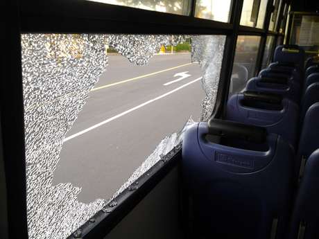 O primeiro ônibus atingido foi da linha T4, alvo de um tijolo <p>O primeiro ônibus atingido foi da linha T4, alvo de um tijolo</p>