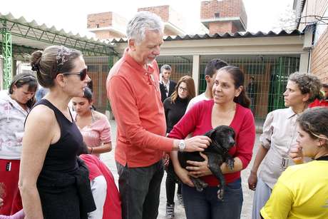 Prefeito José Fortunati (centro) e primeira-dama Regina Becker (esq.) participam de ação de resgate de cães e gatos Prefeito José Fortunati (centro) e primeira-dama Regina Becker (esq.) participam de ação de resgate de cães e gatos