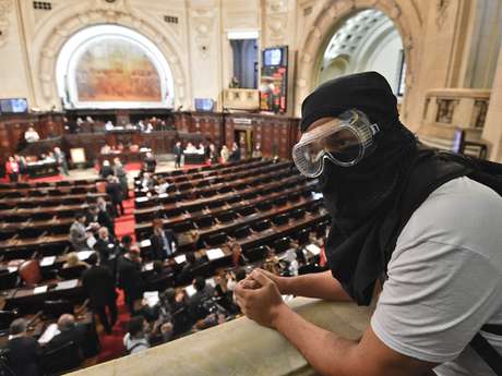 Cerca de 50 pessoas, entre elas algumas mascaradas, acompanhavam nas galerias da Alerj a sessão que vai discutir o projeto de lei de autoria que proíbe a presença de pessoas com o rosto coberto em manifestações Cerca de 50 pessoas, entre elas algumas mascaradas, acompanhavam nas galerias da Alerj a sessão que vai discutir o projeto de lei de autoria que proíbe a presença de pessoas com o rosto coberto em manifestações